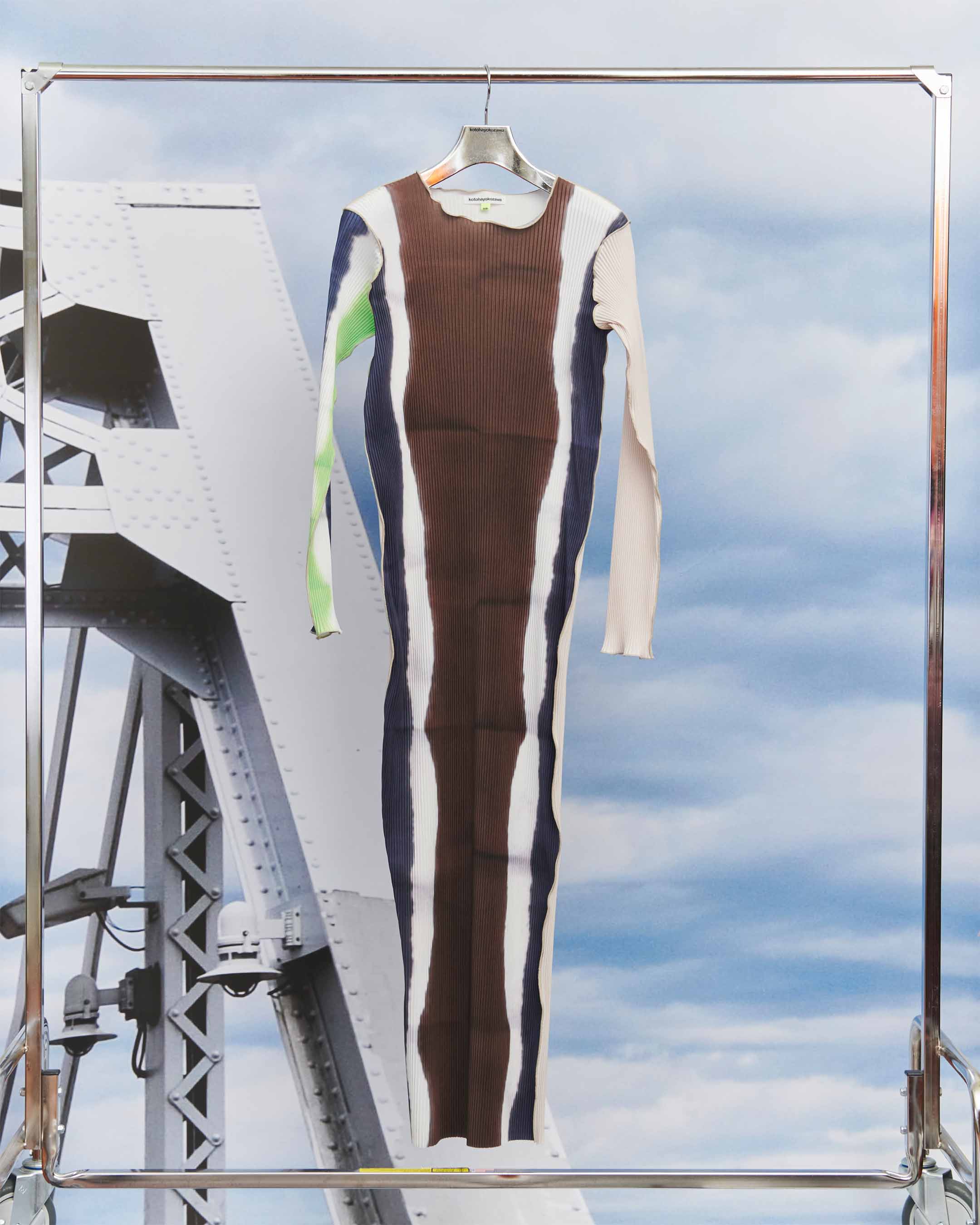 TDX5A-GR-DR〈GRAPHIC DRESS〉BROWN